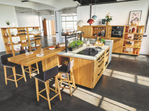 Freistehende Küche mit Kochinsel, Küchentisch, Stühlen, Regalen und Küchenzeile. Eiche Massivholzküche im modernen Landhausstil. 