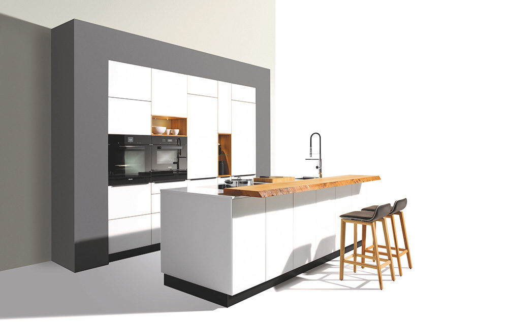 Entwurf einer modernen Küche mit Bar aus Naturholz. Eingebaute Küchenzeile mit Küchengeräten und Kochinsel in weißen Fronten. 